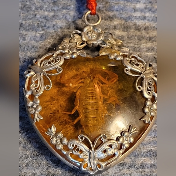 1940's style mixed metal silver around fossilized amber with scorpion inside - Picture 6 of 10